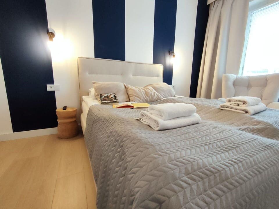 Water, Sky, Building, Plant, Property, Swimming Pool, Azure, Tree, Window, House