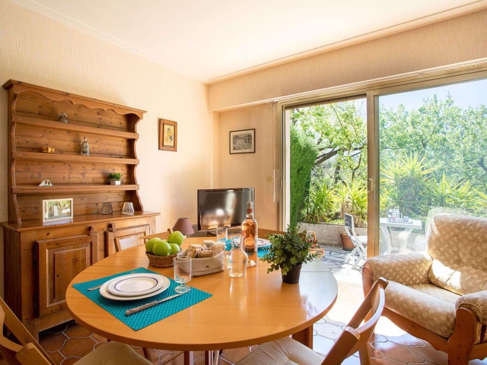 Table, Furniture, Property, Plant, Houseplant, Flowerpot, Wood, Interior Design, Living Room, Floor