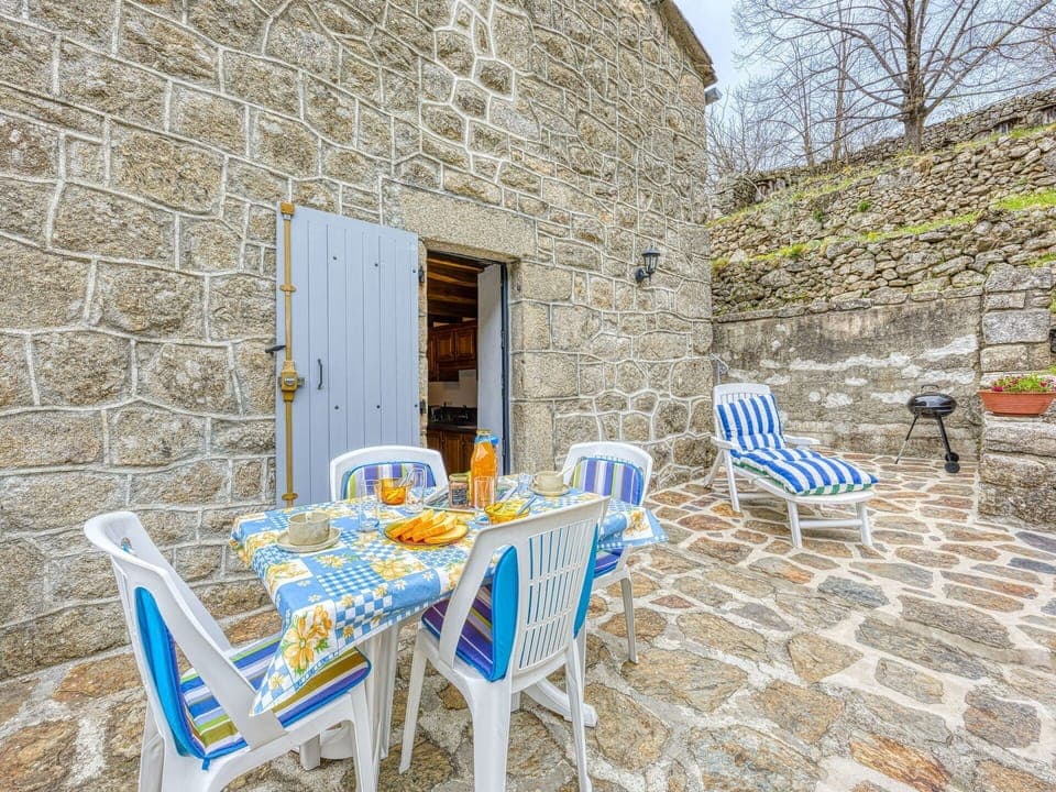 Water, Building, Cloud, Plant, Property, Daytime, Sky, Azure, Tree, House