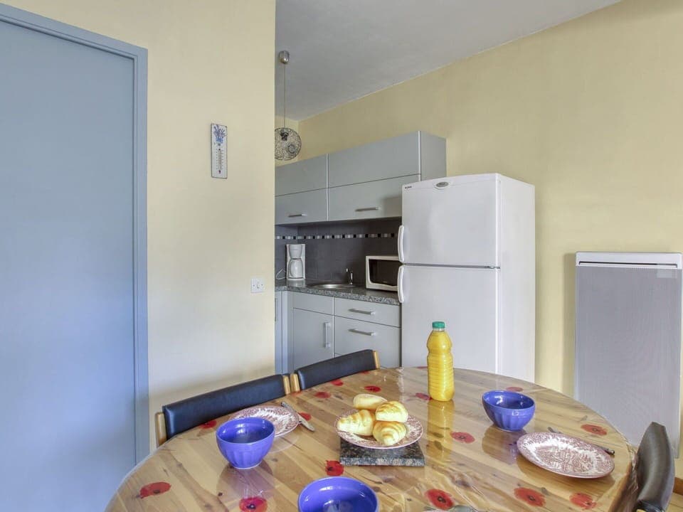 Water, Building, Cloud, Plant, Property, Daytime, Sky, Azure, Tree, House