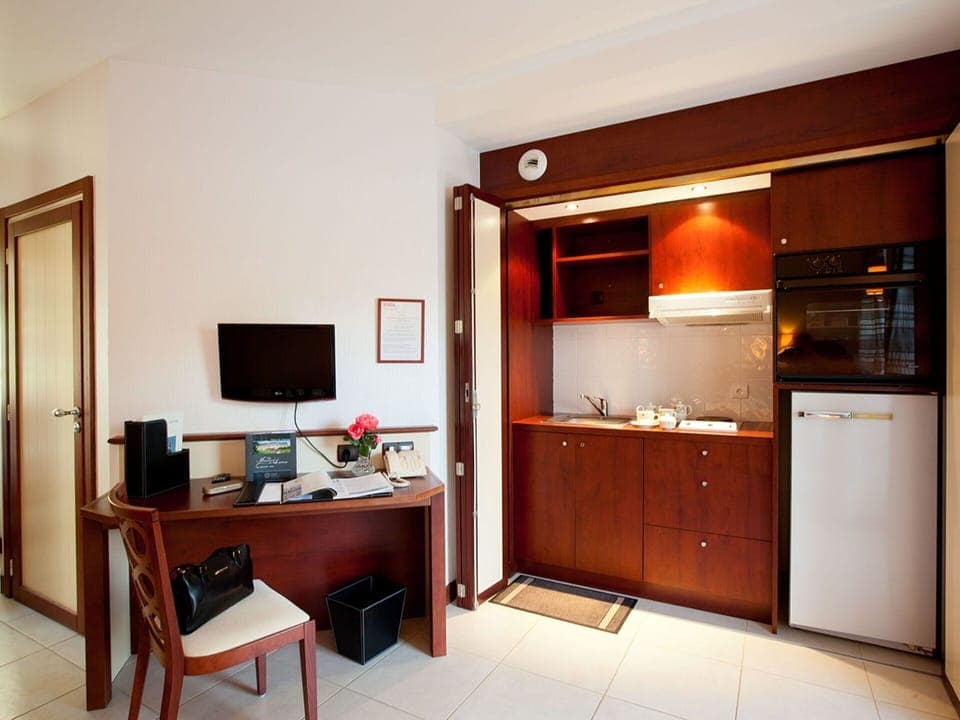 Water, Cloud, Sky, Boat, Watercraft, Vehicle, Plant, Tree, Body Of Water, Lake