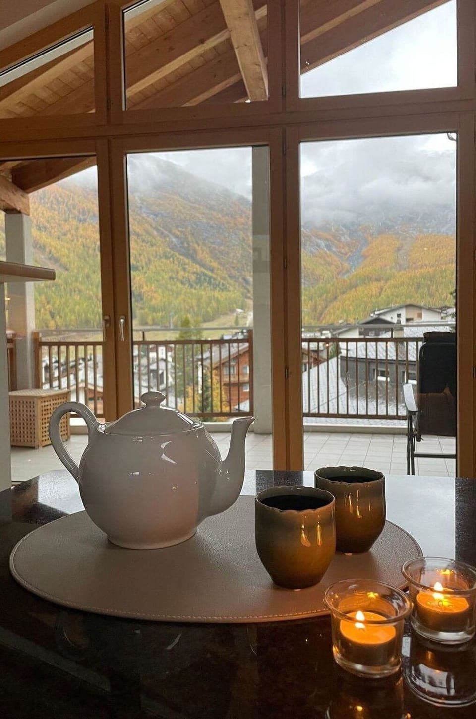 Property, Building, Light, Sky, Wood, Lighting, Interior Design, Window, Shade, Architecture