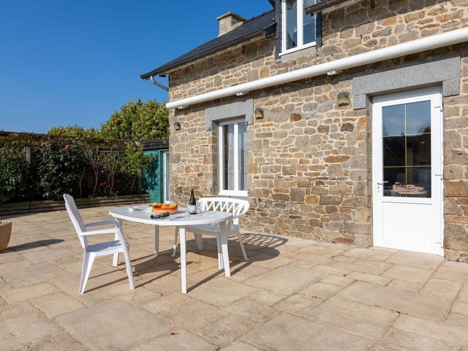 Cloud, Plant, Sky, Property, Building, Window, Tree, Land Lot, Table, House