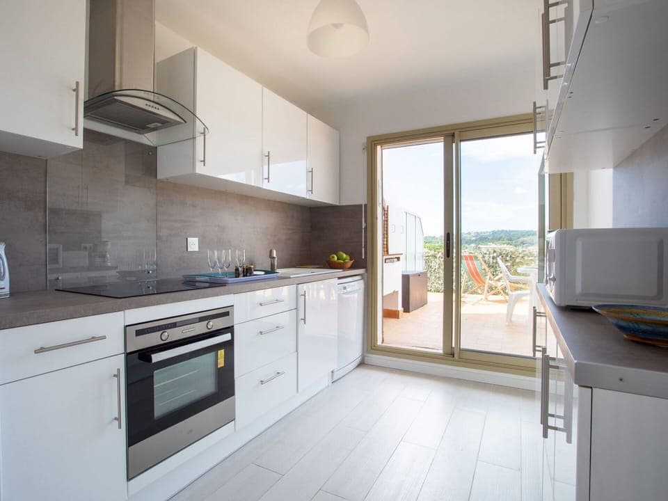 Water, Plant, Building, Sky, Daytime, Property, Blue, Azure, Swimming Pool, Skyscraper