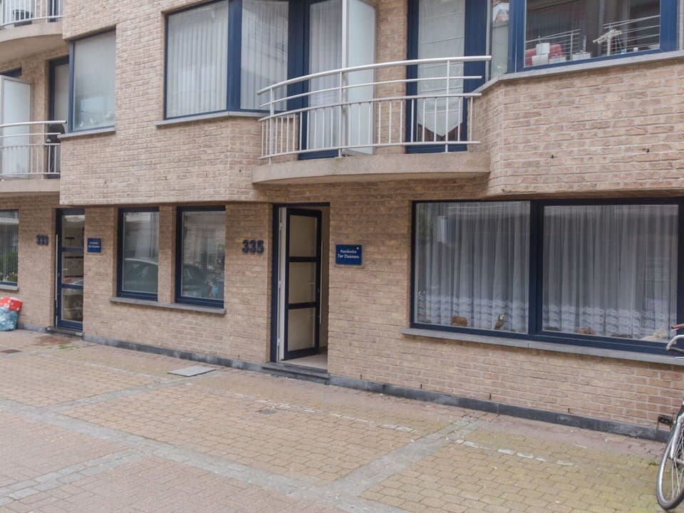 Window, Building, Wheel, Bicycle, Road Surface, Bicycle Wheel, Urban Design, Sidewalk