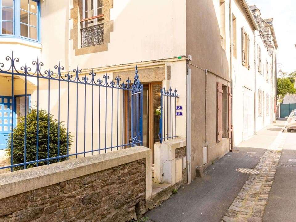 Cloud, Water, Sky, Building, Water Resources, Daytime, Blue, Azure, Boat, Tree