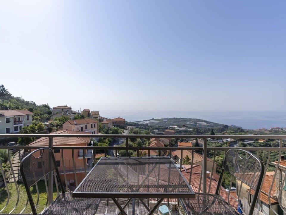 Cloud, Plant, Sky, Building, Daytime, Property, Window, Tree, House, Land Lot