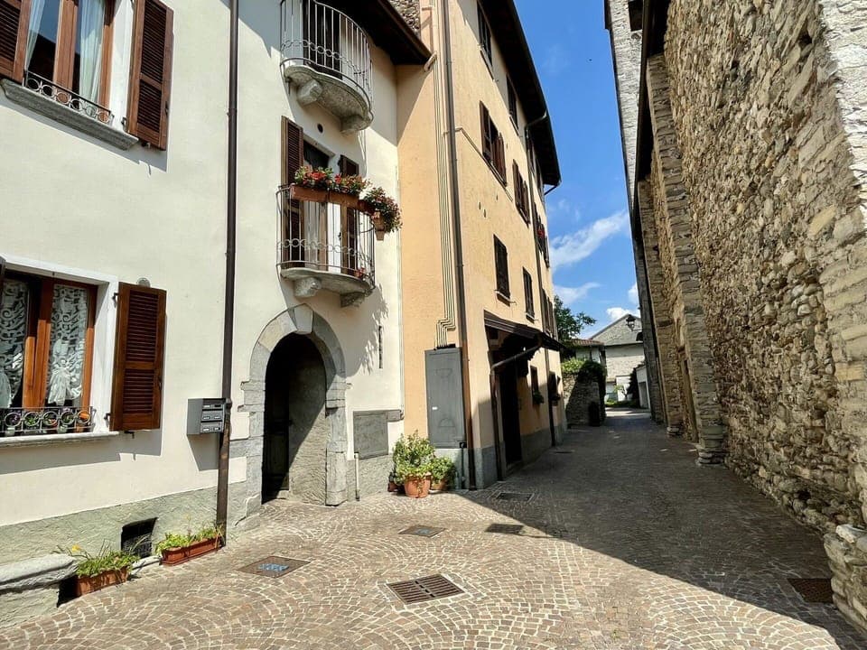Water, Sky, Building, Property, Tableware, Window, Seaside Resort, Azure, Table, Architecture