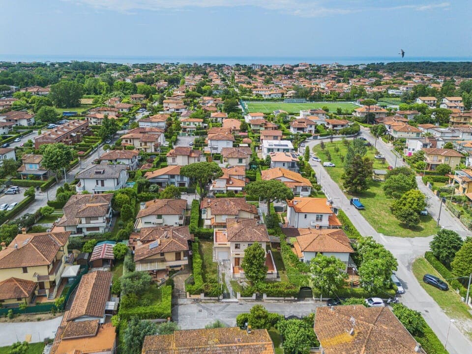 Water, Sky, Building, Window, Swimming Pool, Azure, Shade, Composite Material, Real Estate, Leisure