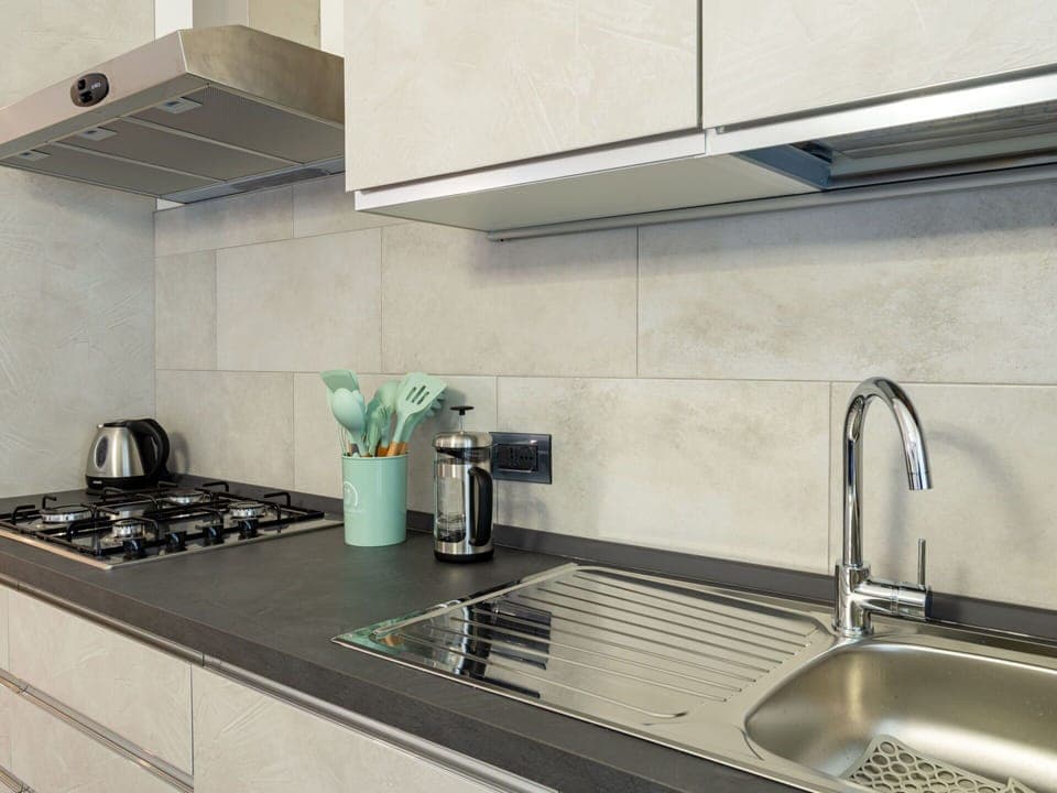 Kitchen Sink, Tap, Countertop, Property, Cabinetry, Sink, Building, Plumbing Fixture, Kitchen, Interior Design