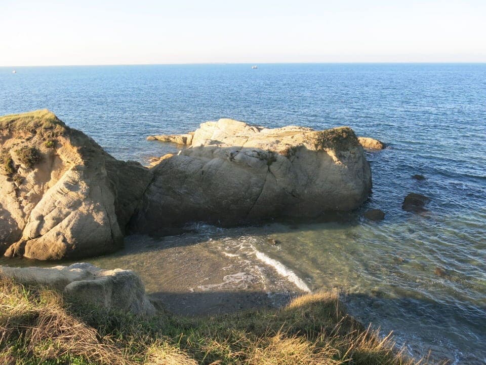 Sky, Snow, Building, Window, Slope, Freezing, House, Geological Phenomenon, Urban Design, Winter
