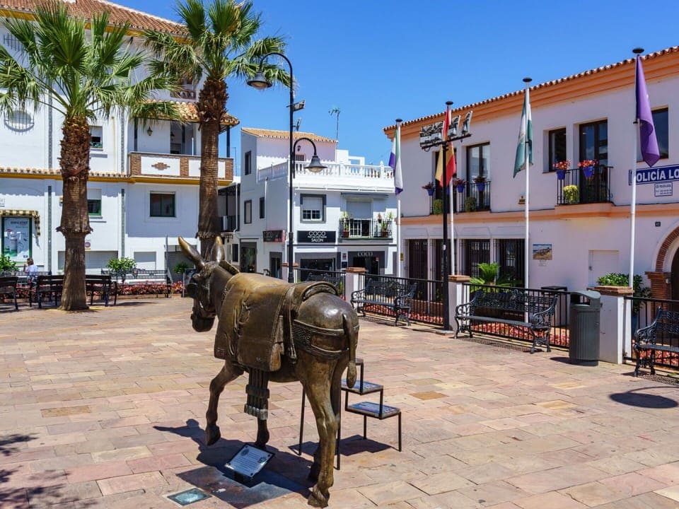 Sky, Building, Plant, Window, Tree, Sculpture, Flowerpot