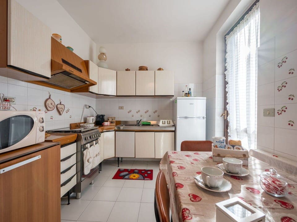 Sky, Building, Plant, Window, Tree, Urban Design, Residential Area, Asphalt, Wheel, Road Surface