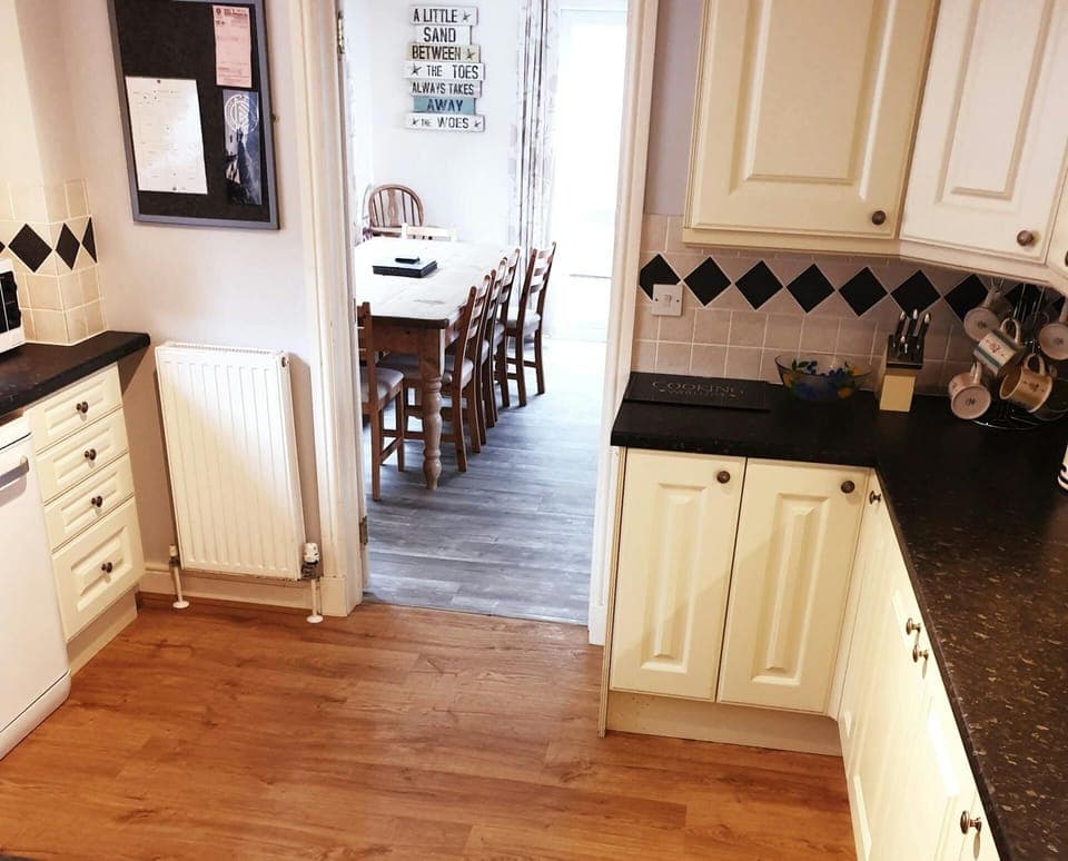 Kitchen and view of dining area at Golygfa Mor