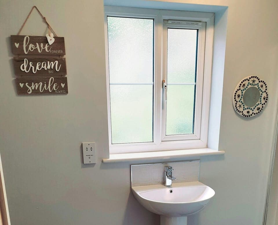 Bathroom with wash basin, window