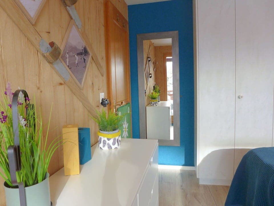 Plant, Furniture, Flowerpot, Houseplant, Azure, Wood, Interior Design, Architecture, Building, Flower