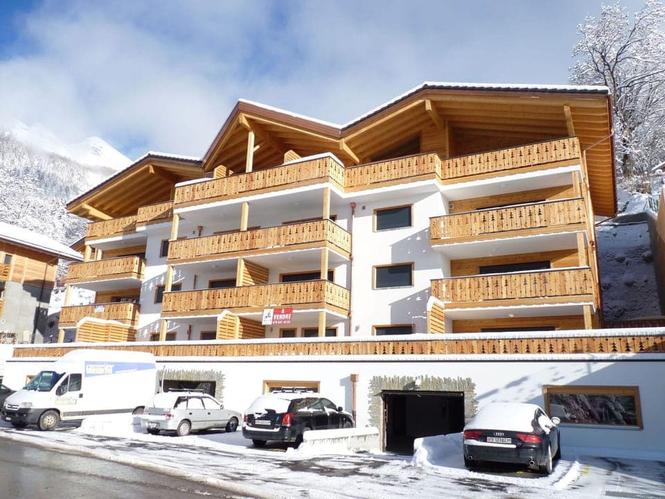 Wheel, Car, Sky, Building, Property, Vehicle, Snow, Cloud