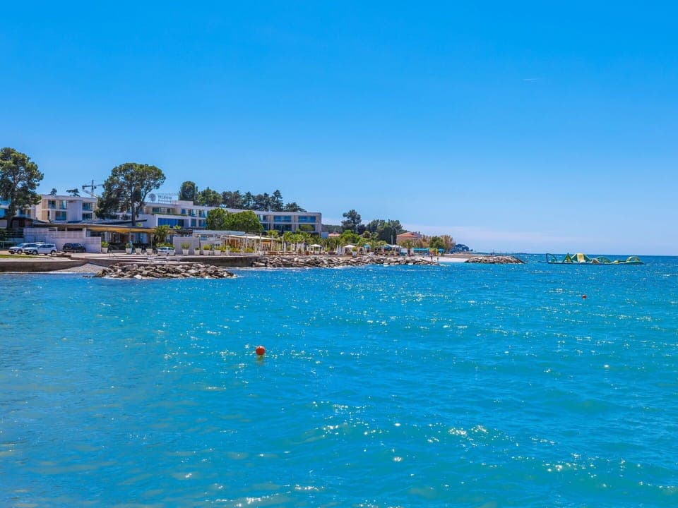 Water, Sky, Blue, Tree, Coastal And Oceanic Landforms, Lake, Aqua, Cloud, Horizon, Leisure