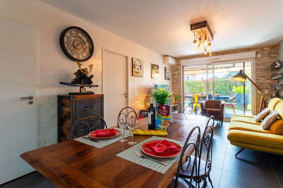 Bright and inviting living room with tasteful decor, direct access to a terrace , and a cozy space to unwind.