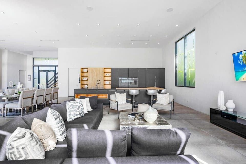 Chef kitchen flows to dining and lounge