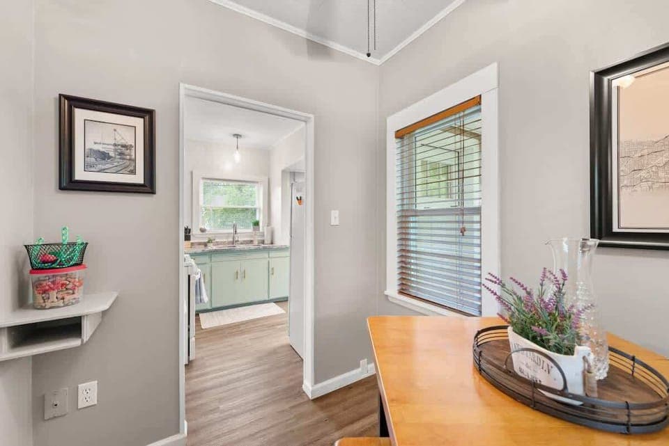 Enjoy coffee or snacks at this cute little dining table, which leads right into the fun, colorful kitchen! 🌸🍽️