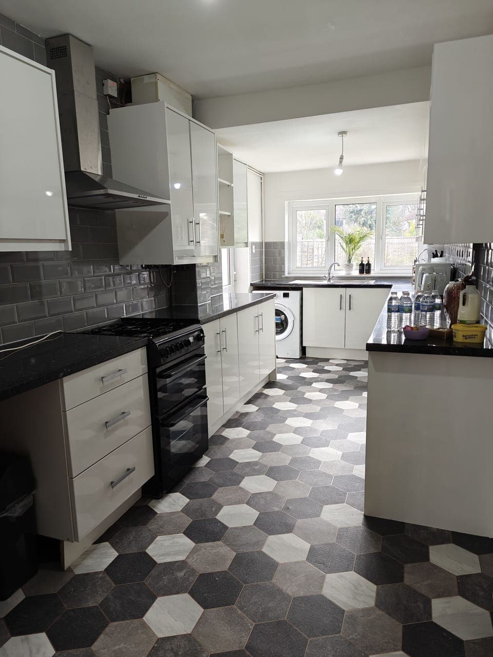 Kitchen: Oven, grill, stove, washing machine, microwave, toaster, kettle +