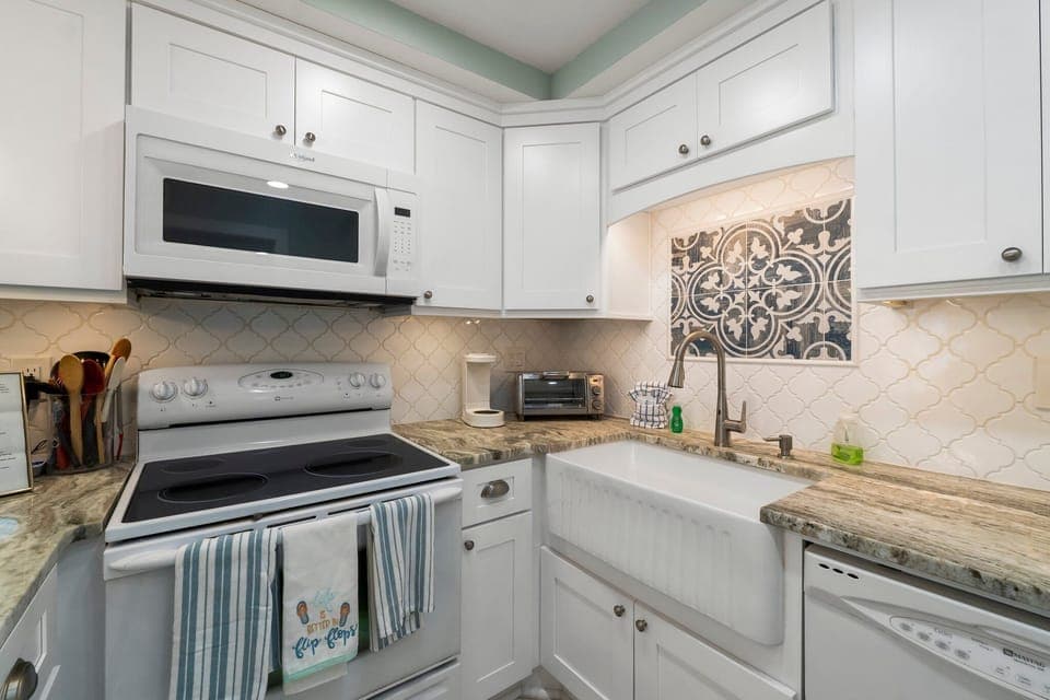 Fully furnished kitchen to make dining in a pleasure.