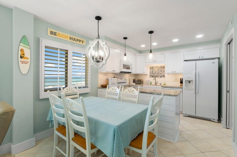Spacious kitchen with room for 6 around the dinner table