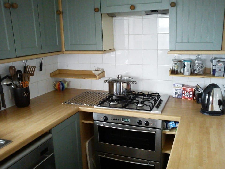 Fitted kitchen: oven with gas hob and kettle