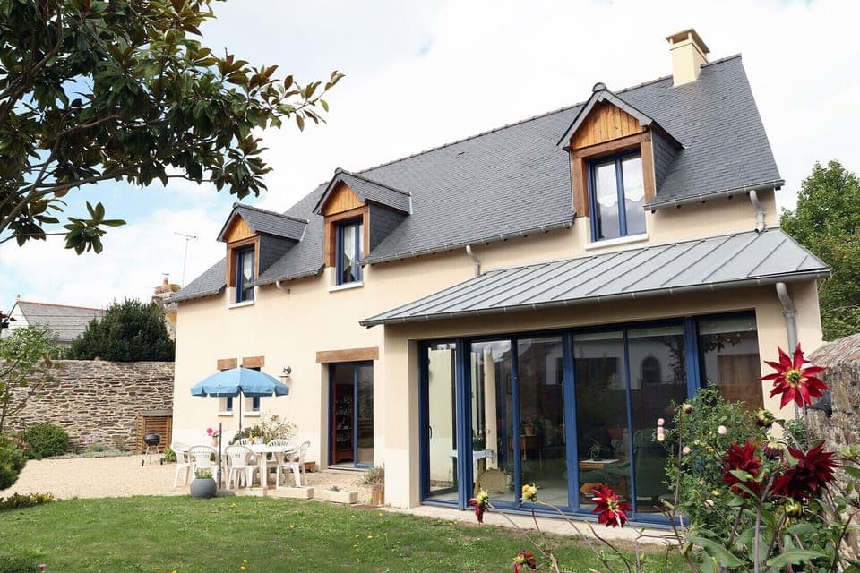 A quiet garden in the center of Cancale