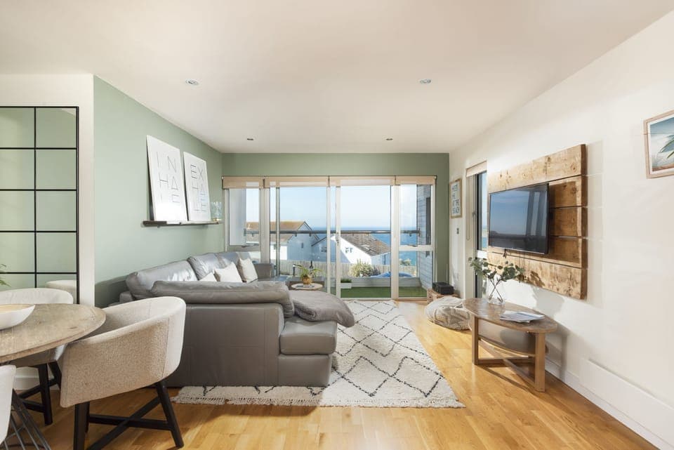 Living room with Smart TV and beach views - 6 The Point, Pentire