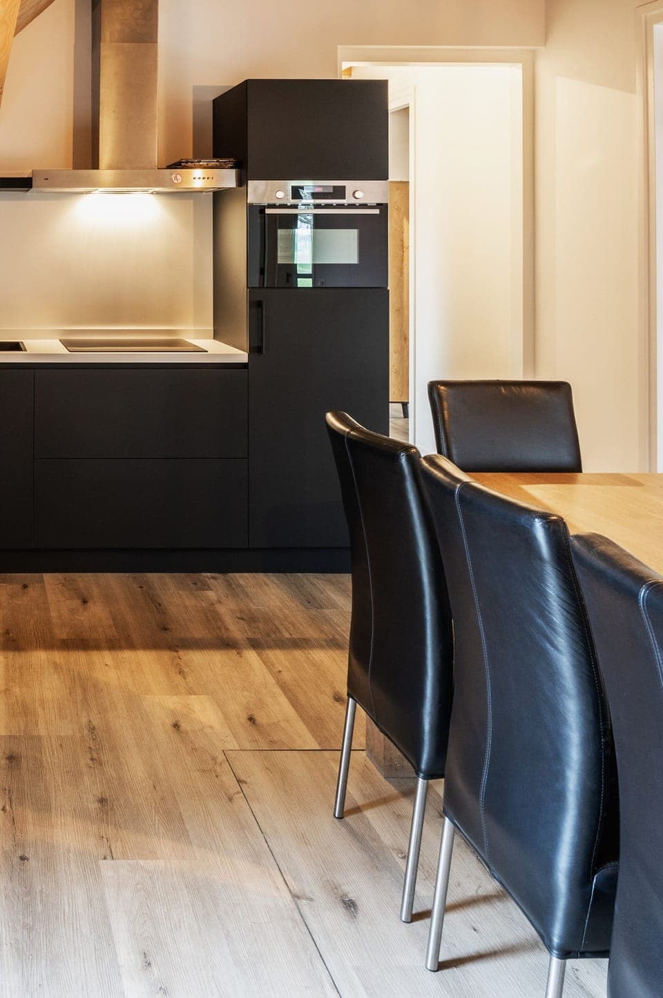 Geniet van een zelfgemaakte maaltijd of afhaaleten in je eigen eetruimte bij Bed en Koffie (Bed and Coffee).