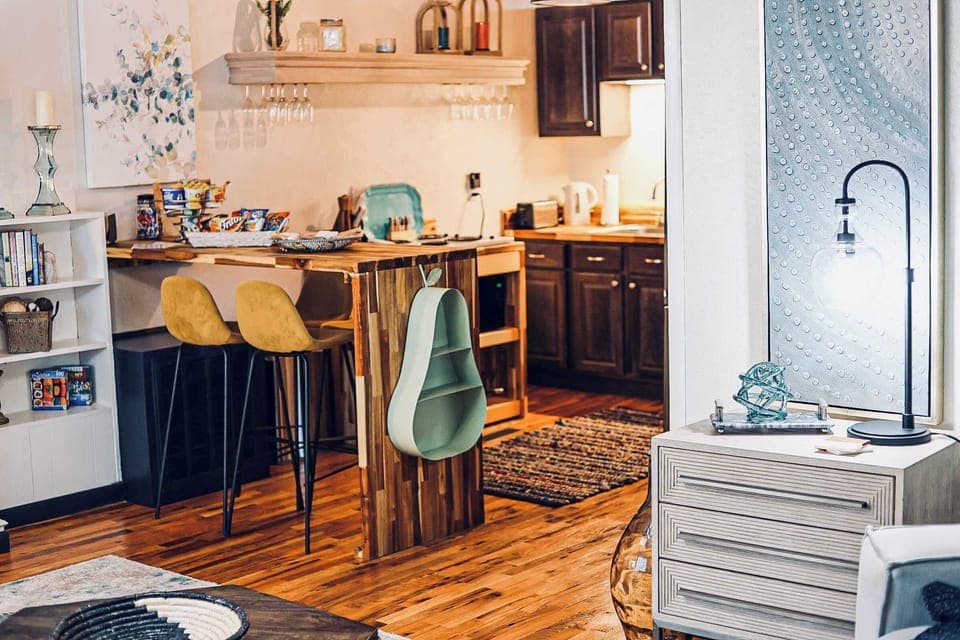 Full Kitchen and Complimentary Breakfast