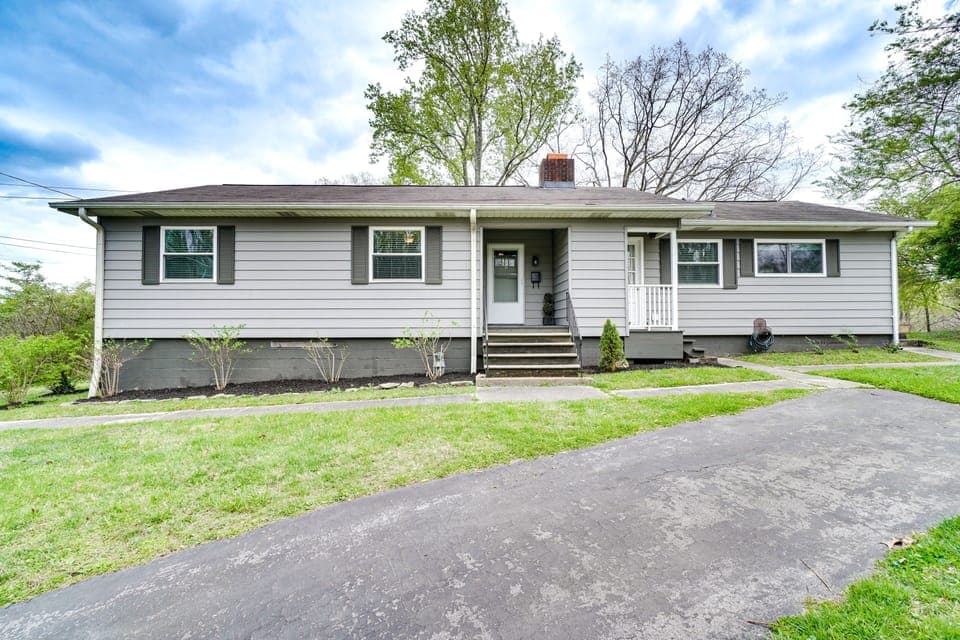 Oak Ridge Vacation Rental | 3BR | 2BA | Stairs Required | 1,548 Sq Ft