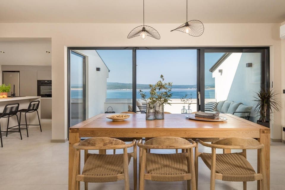 dining area, access to the terrace