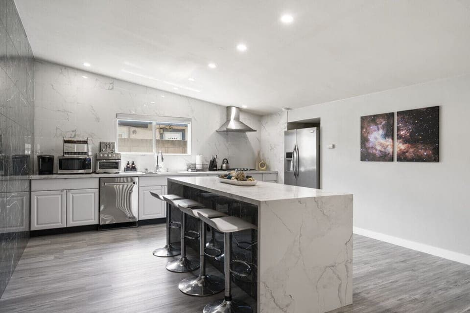 A fully equipped kitchen ready for your culinary creations! 🍳✨ Cook, dine, and make yourself at home.