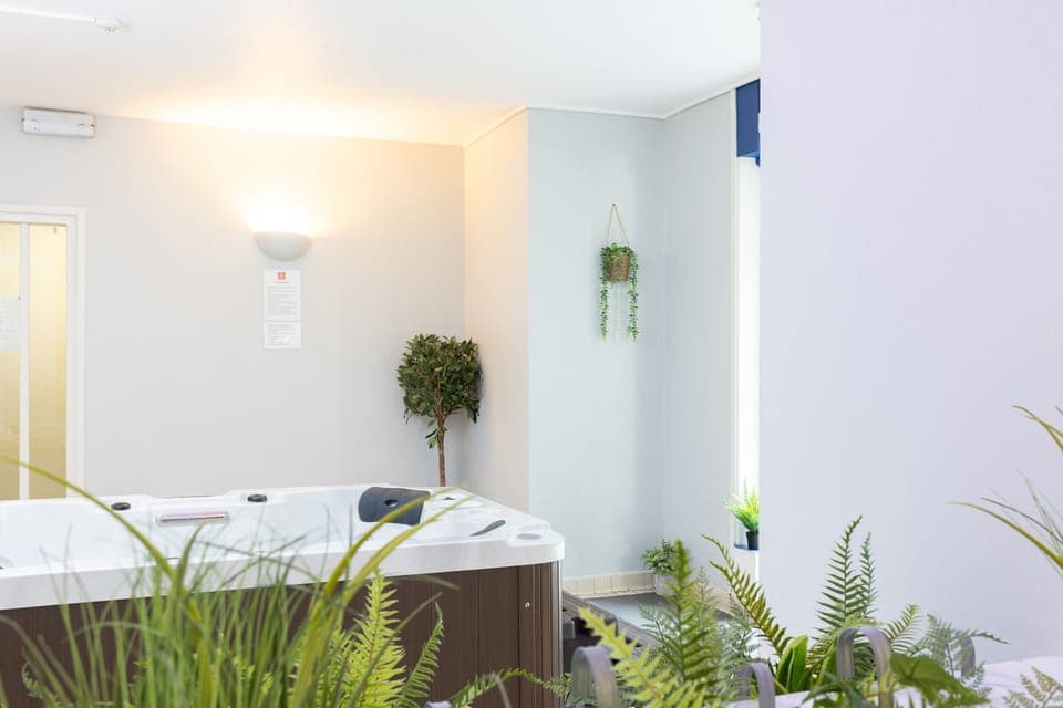 Hot Tub / whirlpool bath (Indoor)