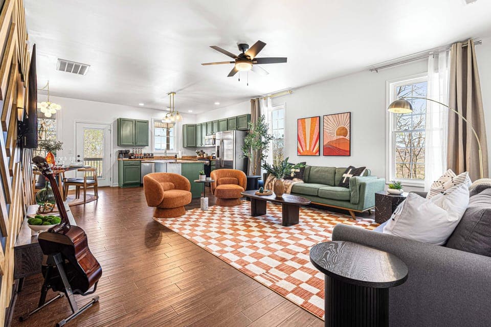 Cozy living room w/smart TV and pull out Queen couch!