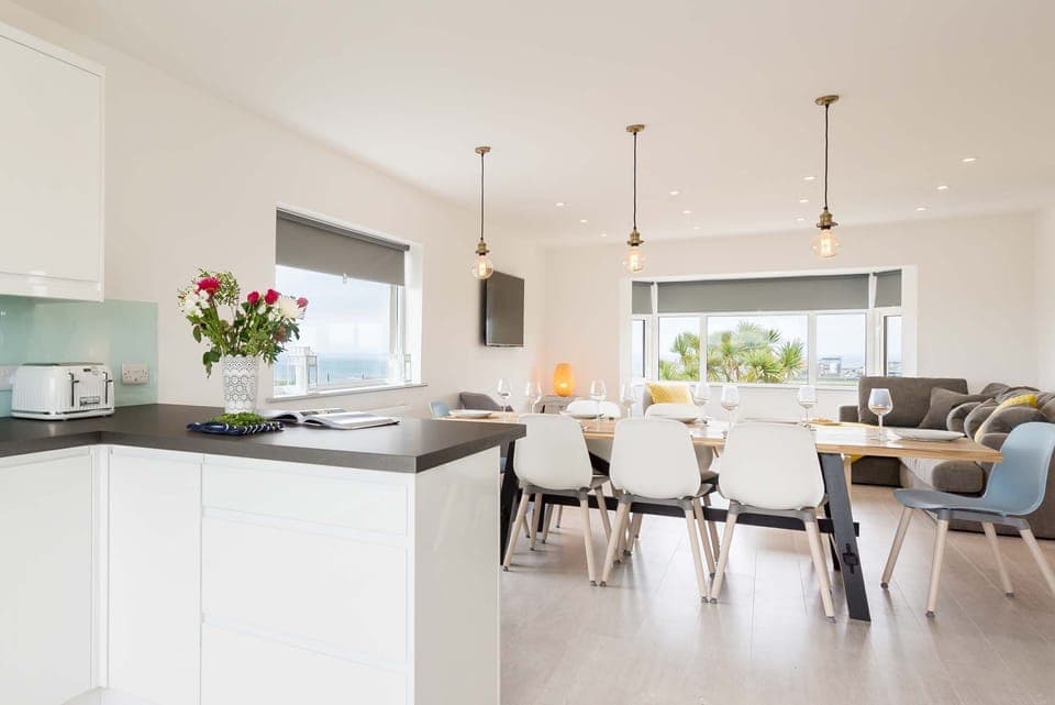 Dining room at Chi Lowen, Fistral, Cornwall, self catering with Beach Retreats.