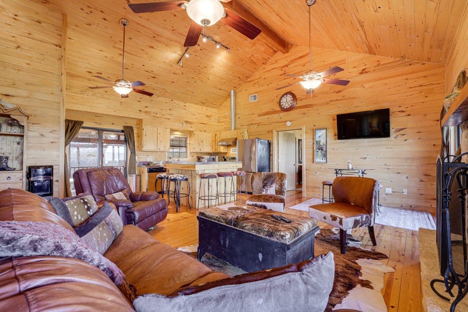 Living Room | Central Heating & A/C | Free WiFi