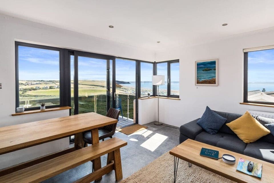 Ty Melyn No.2 Newgale – Bright, open living space with floor-to-ceiling views over Newgale beach and the Pembrokeshire countryside.