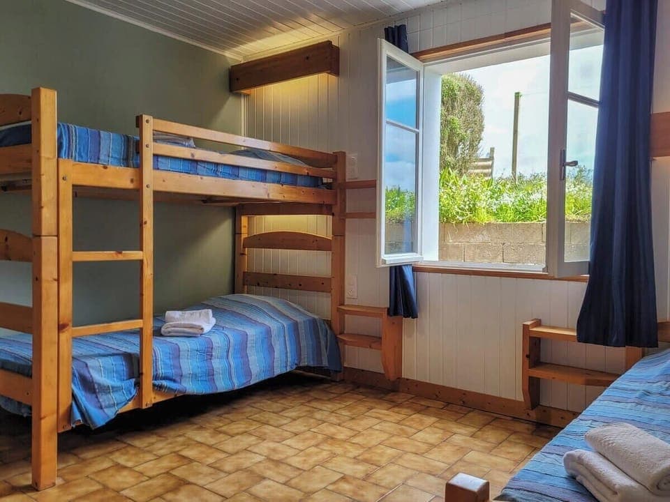 Chambre avec 1 lit simple et lit superposé vue jardin