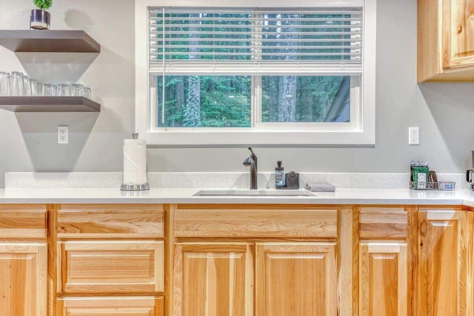 Sparkling clean-up! Our dishwashing area makes chores a breeze. Enjoy a tidy space effortlessly. 
