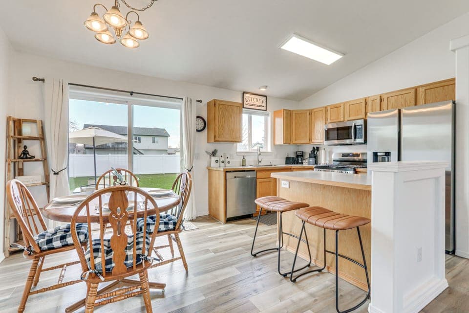 Single-Story Home | Living Area | Dishware/Flatware