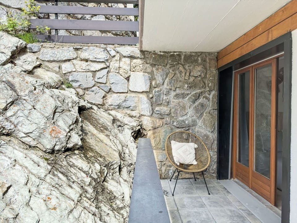 Property, Chair, Building, Bedrock, Wall, Wood, Real Estate, Flooring, Composite Material, Door