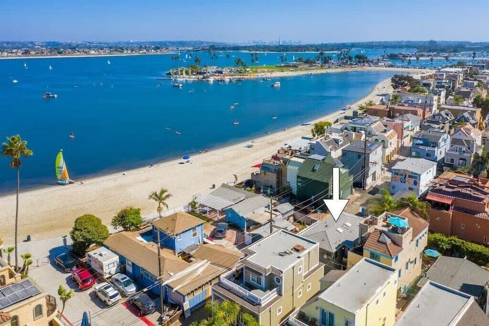 Location Location Location!
This one bedroom home is located in the heart of Mission Beach, just steps to the bay. Sleep 3 comfortably. 