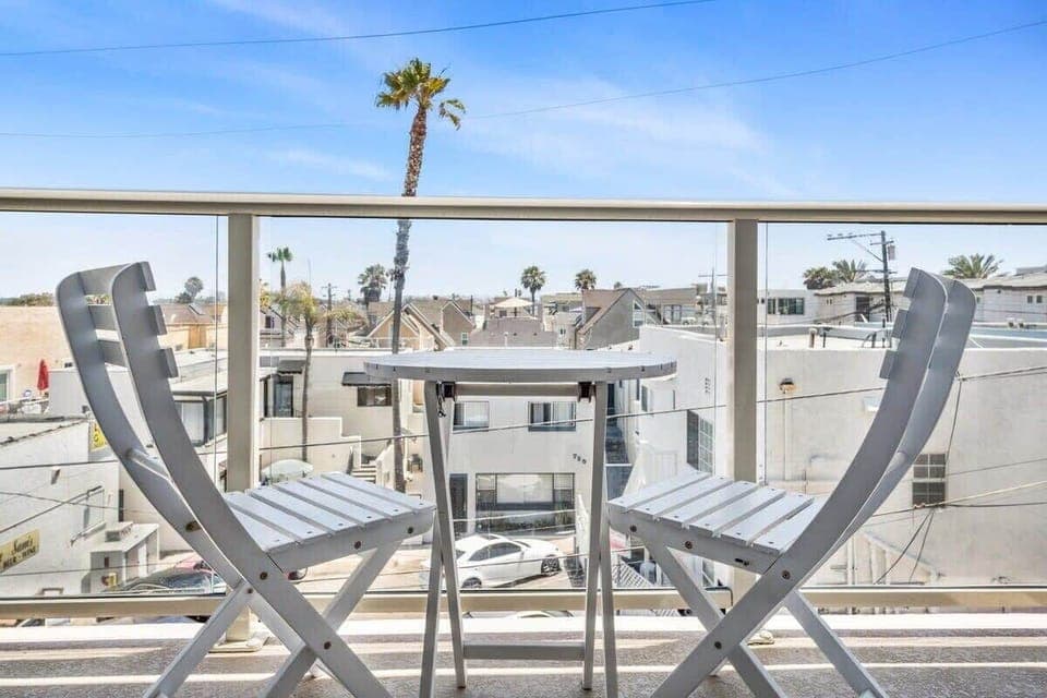 Beautiful spacious one-bedroom condo in the heart of Mission Beach. Partial ocean and bay view, escape to the sun , sand, and surf at our Mission Beach.