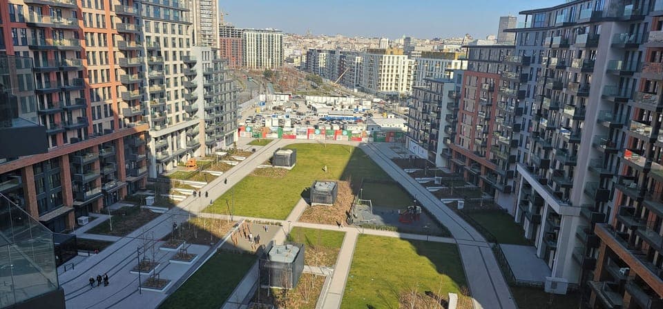 Common yard with kid's amenities 