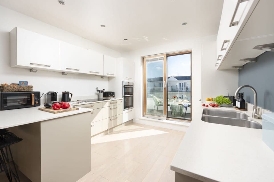 The kitchen, oven, tea and coffee facilities - 66 Pentire