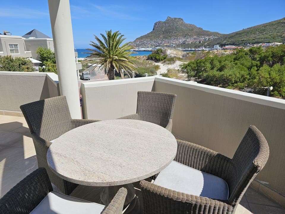 First floor terrace facing the beach and surroundings